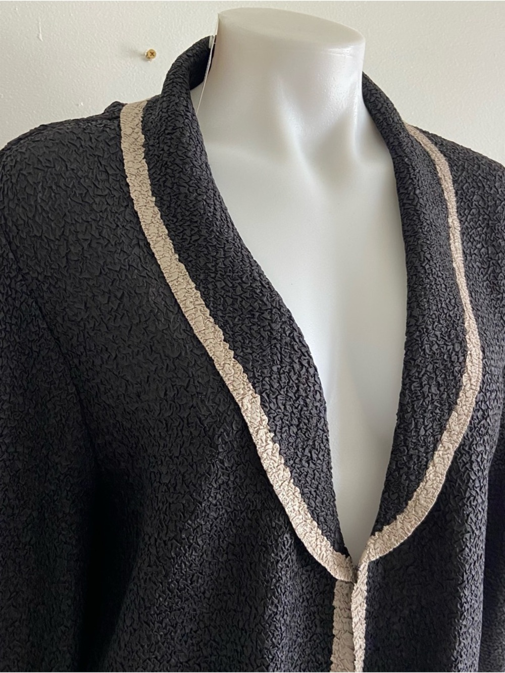 NWT Chico's Travelers Crushed Black Crinkle  Blazer with Cream Trim 2 12 - Picture 2 of 8